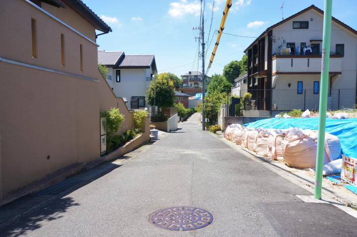 前面道路（東から西）