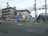 塩釜口交差点は右折禁止です。店舗を右手にそのまま通過してください。